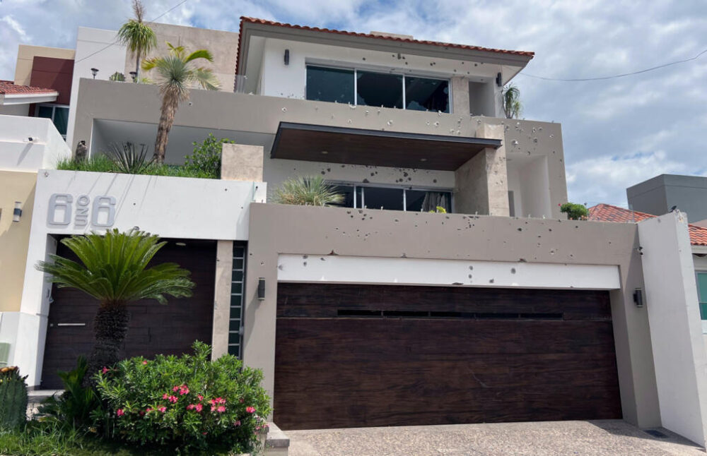 La fachada de una residencia atacada a disparos en las Colinas de San Miguel, en Culiacán, estado de Sinaloa, el 13 de julio de 2025