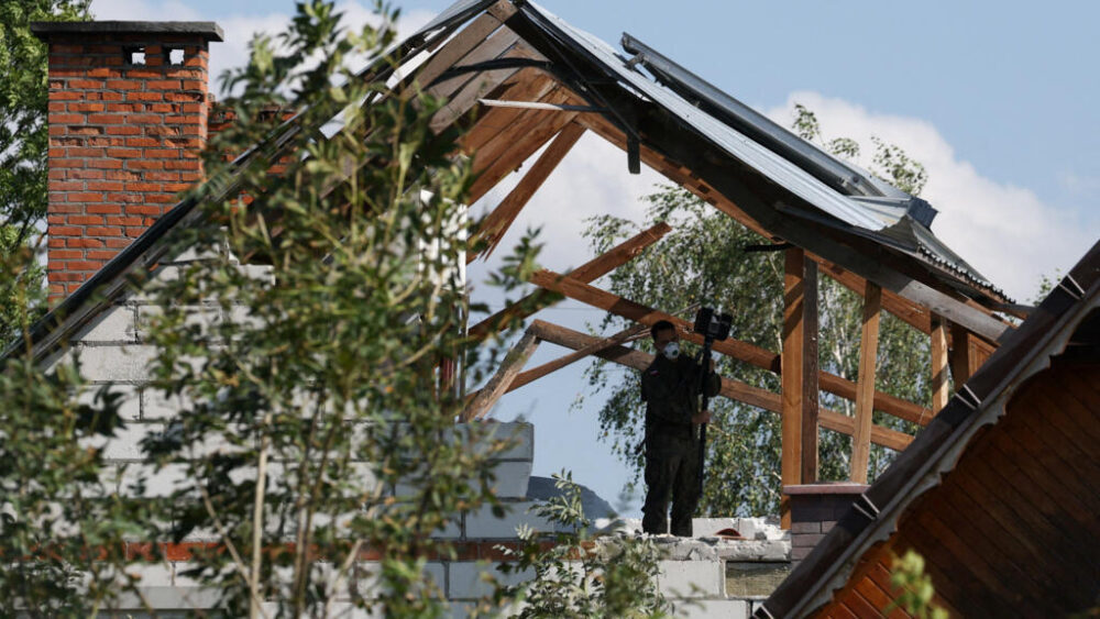 Un miembro del ejército polaco inspecciona una casa dañada, después de que drones rusos violaran el espacio aéreo polaco durante un ataque contra Ucrania y algunos fueran derribados por Polonia, en Wyryki, en la voivodía de Lublin, Polonia, el 10 de septiembre de 2025.