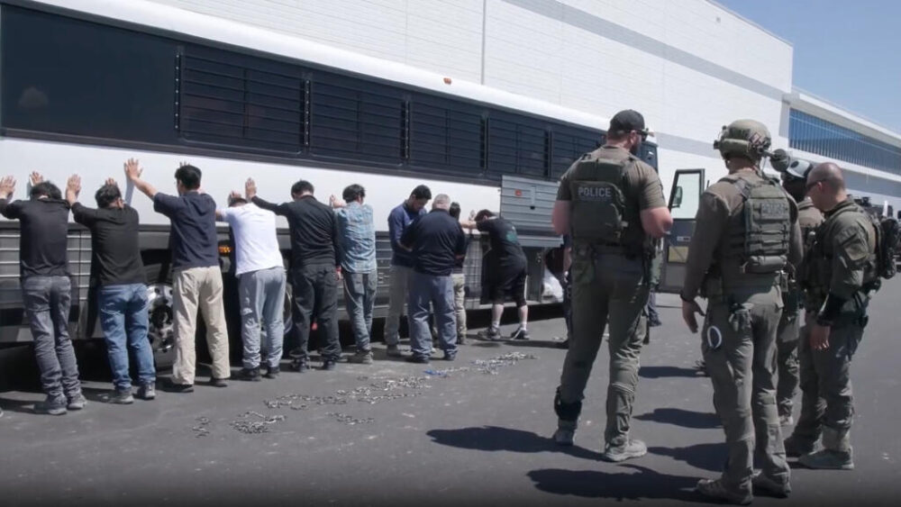 Imagen tomada de un vídeo divulgado por el Servicio de Inmigración y Aduanas de EEUU muestra una imagen de la redada en la fábrica de Hyundai-LG, el 4 de septiembre de 2025 en Ellabell (Georgia), al sur de EEUU