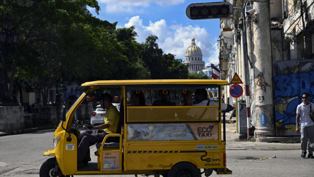 Un vehículo pasa junto a un semáforo apagado durante un apagón en La Habana, el 10 de septiembre de 2025