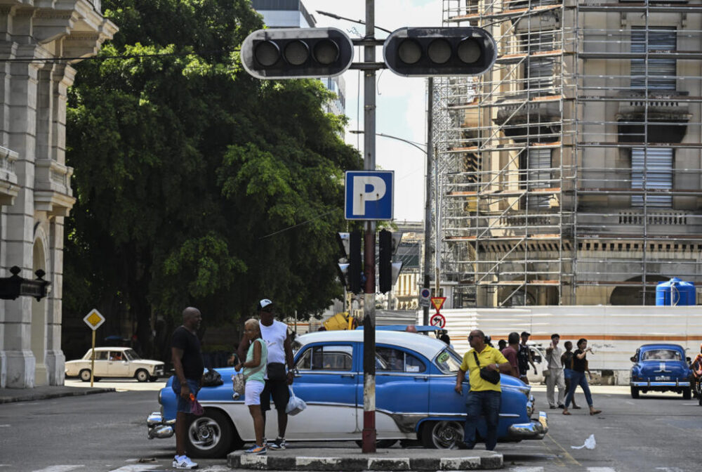 La gente permanece junto a un semáforo apagado durante un corte de energía en La Habana, el 10 de septiembre de 2025