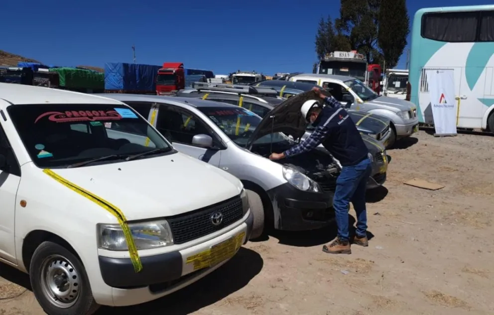 Vehículos indocumentados retenidos por la Aduana. Foto: Aduana 
