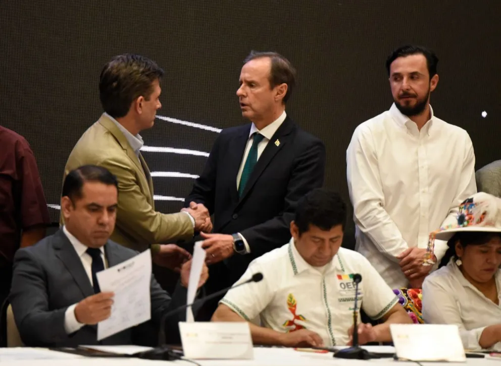 Rodrigo Paz y Jorge Quiroga se estrechan la mano tras la conclusión del encuentro organizado por el TSE. Foto: APG