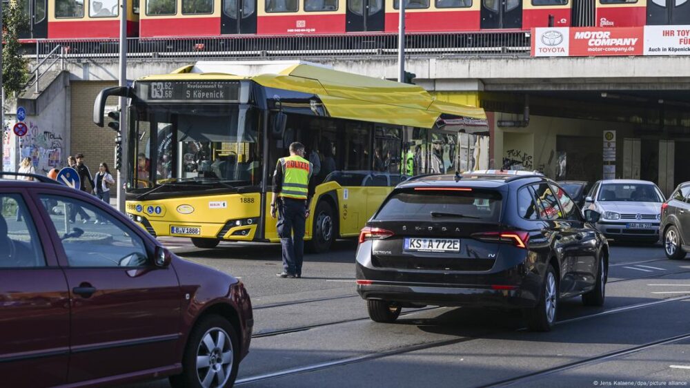 Policía regula el tráfico, tras apagón en Berlín.