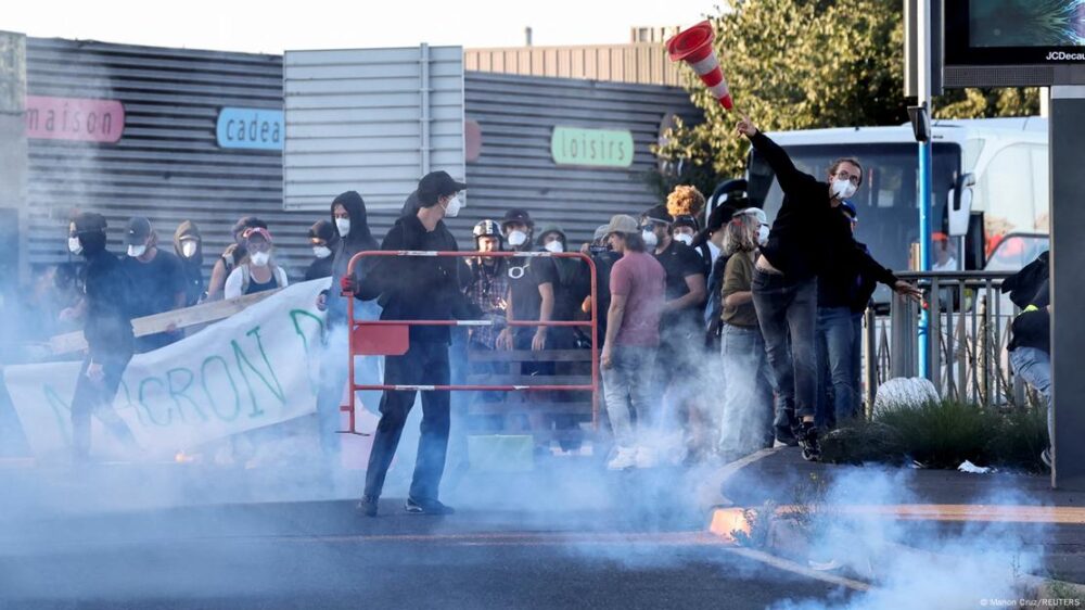 La policía utiliza gases lacrimógenos para dispersar a manifestantes que bloquean el tráfico en Pres d'Arenes en Montpellier, como parte de un movimiento de protesta de base llamado "Bloquons Tout" ("Bloqueemos todo") que pide una interrupción a nivel nacional durante todo el día en Francia, 10 de septiembre de 2025.