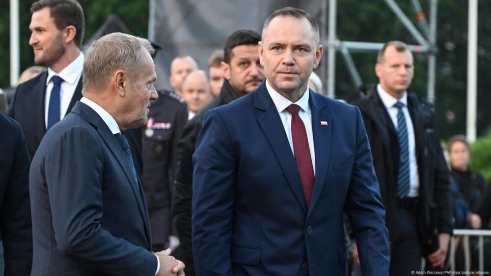 Ambos vestidos con trajes oscuros: Karol Nawroki, presidente de Polonia, en imagen de archivo, junto al primer ministro, Donald Tusk.