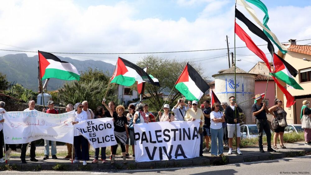 Vuelta a España 2025 | Etapa 13 | Manbifestantes con banderas palestinas y carteles en los que se lee: "Palestina viva" o "El silencio es cómplice".