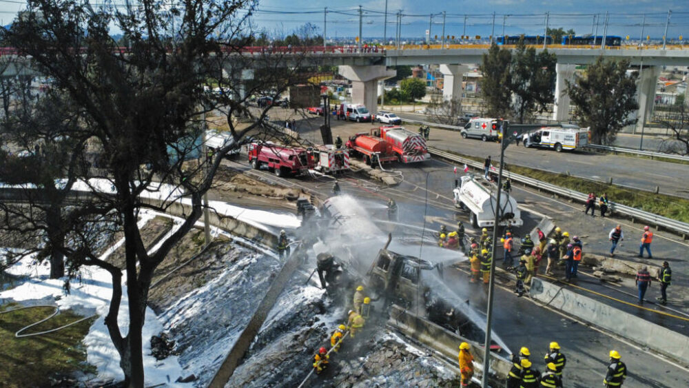 Bombarderos mexicanos protegen el área donde explotó un camión de gas en la Ciudad de México el 10 de septiembre de 2025.