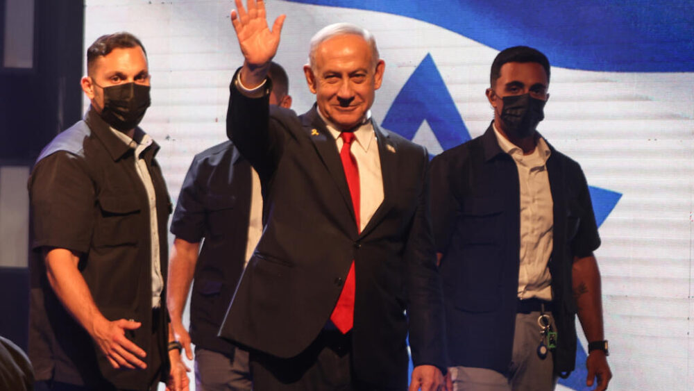 El primer ministro israelí, Benjamin Netanyahu, saluda a su llegada al acto de firma del proyecto de colonización en la Cisjordania ocupada, el 11 de septiembre de 2025 en el asentamiento de Maale Adumim, al este de Jerusalén