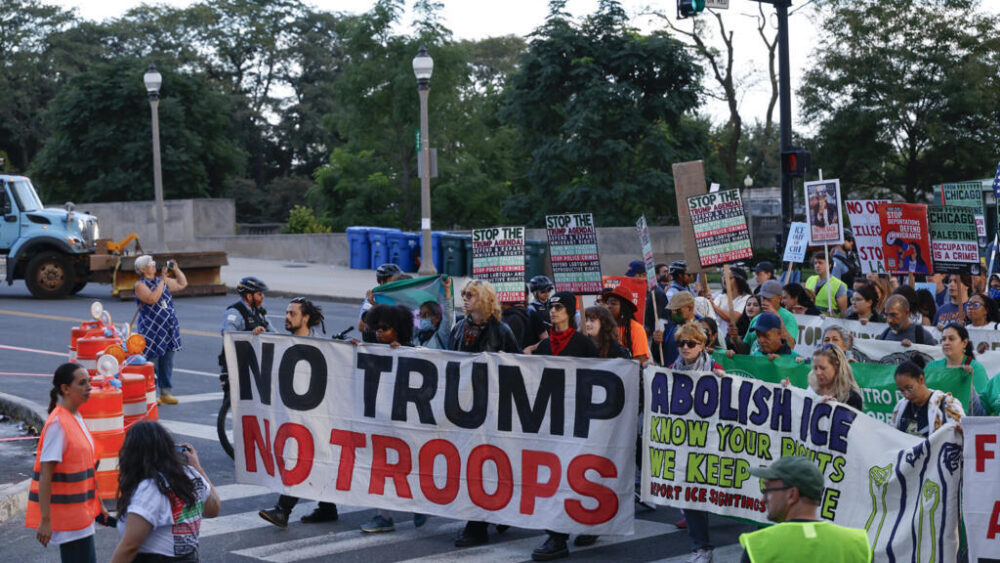 Una manifestación contra el Servicio de Inmigración y Control de Aduanas de Estados Unidos (ICE) y el posible despliegue de tropas de la Guardia Nacional en Chicago