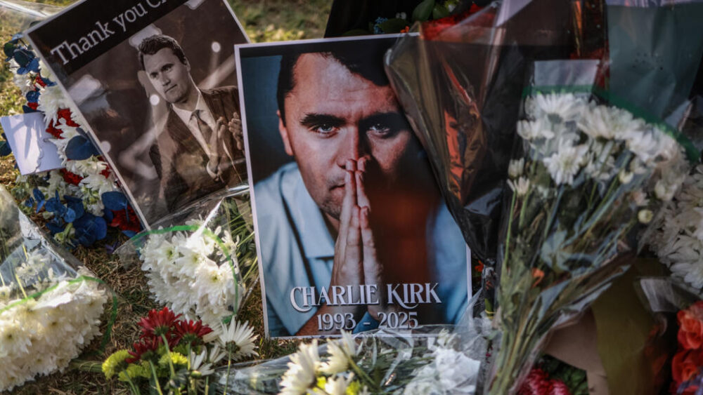 Flores e imágenes de Charlie Kirk dejadas ante la Embajada de EEUU en Sudáfrica, el 11 de septiembre de 2025 en Pretoria