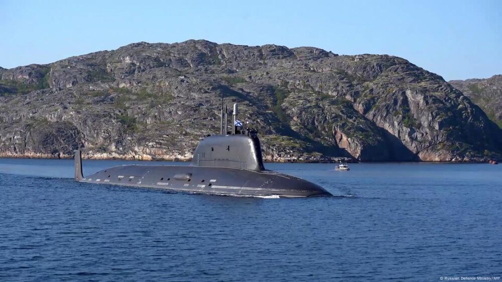 Un submarino semisumergido en el mar frente a una montaña. Captura de video tomada de una filmación publicada por el Ministerio de Defensa de Rusia el 12 de septiembre de 2025, muestra a las Fuerzas Armadas Rusas participando en los ejercicios militares conjuntos Zapad-2025 (Oeste-2025) de las fuerzas armadas de la Federación de Rusia y la República de Bielorrusia en un lugar no revelado.