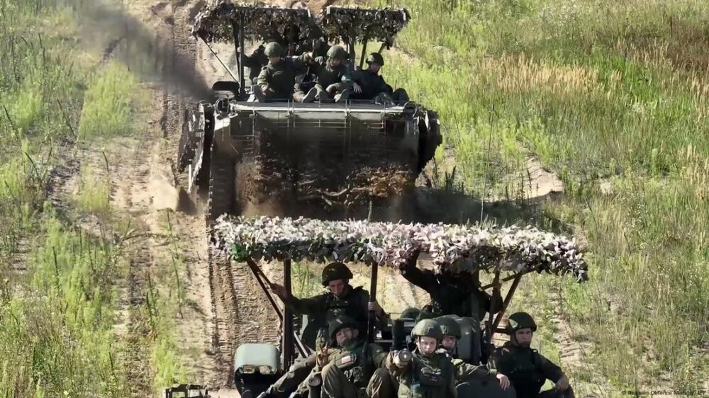 Captura de video tomada de una filmación publicada por el Ministerio de Defensa de Rusia el 12 de septiembre de 2025, muestra a las Fuerzas Armadas Rusas participando en los ejercicios militares conjuntos Zapad-2025 (Oeste-2025) de las fuerzas armadas de la Federación de Rusia y la República de Bielorrusia en un lugar no revelado.
