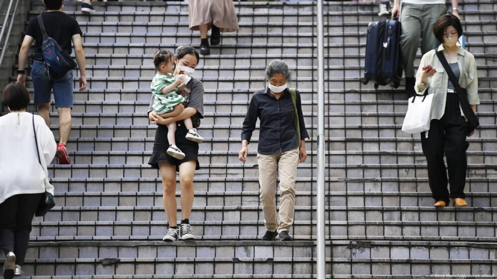 Japón Tokio 2022 | Una persona mayor y una joven con un niño en el Día Mundial de las Personas Mayores.