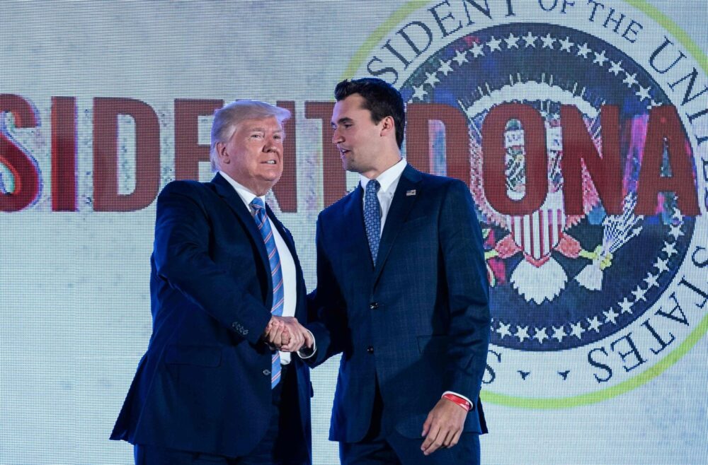 El presidente de Estados Unidos, Donald Trump, estrecha la mano de Charlie Kirk, director de Turning Point USA, antes de dirigirse a la Cumbre de Acción Estudiantil Adolescente de Turning Point USA en Washington, D. C., el 23 de julio de 2019.