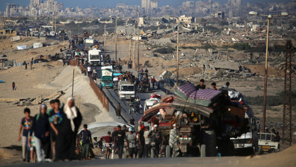 Palestinos huyen de Ciudad de Gaza con sus pertenencias, cerca del campo de refugiados de Nuseirat, el 12 de septiembre de 2025