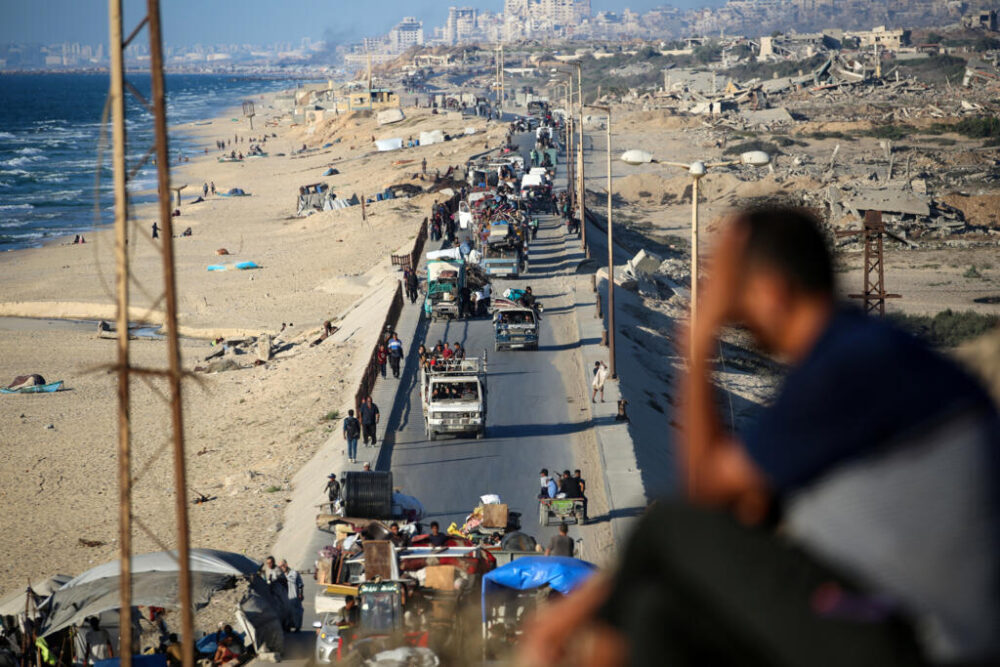 Un palestino observa el éxodo de la población de Ciudad de Gaza hacia el sur, a través de la carretera costera cerca del campamento de refugiados de Nuseirat, en la Franja de Gaza central, el 12 de septiembre de 2025