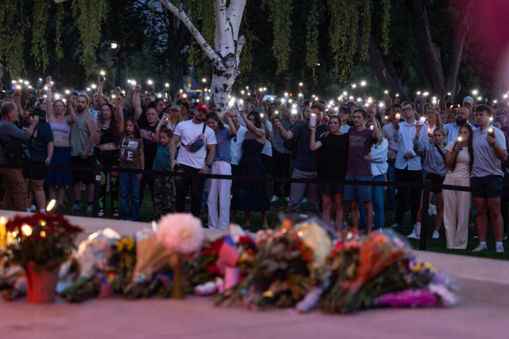 Vigilia a la luz de las velas en memoria de Charlie Kirk en un parque en Orem, Utah, el 11 de septiembre de 2025, un día después de que este activista conservador fuera asesinado durante un evento público en la Utah Valley University.