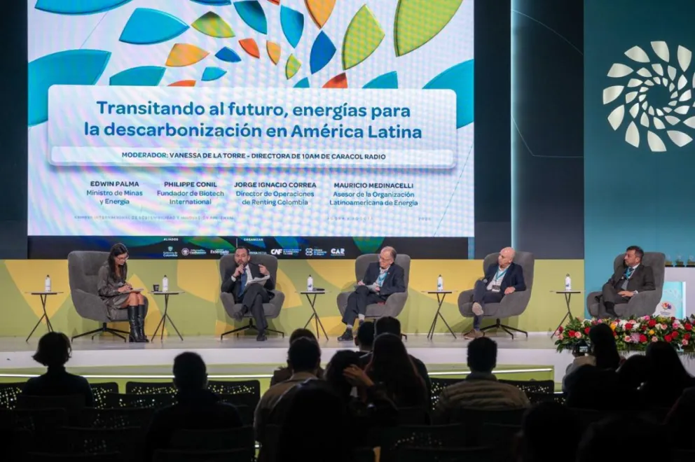 Mauricio Medinaceli, (último de la derecha) participó en la Cumbre Internacional de Sostenibilidad e Innovación Ambiental en Bogotá. Foto: M Medinaceli