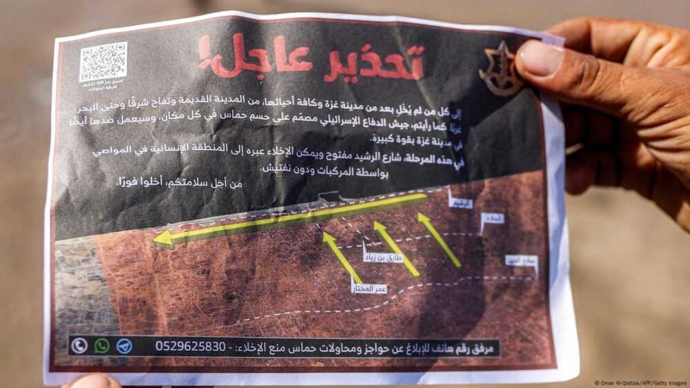 Un hombre en Ciudad de Gaza sostiene uno de los folletos lanzados por el Ejército israelí, instando a la evacuación hacia al-Mawasi, en el sur de la Franja.