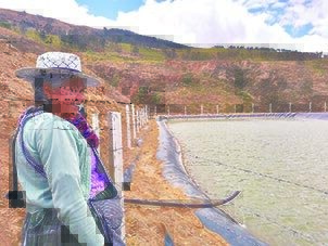 Una mujer de la comunidad a orillas del atajado que almacena agua para las parcelas./ MARIELA COSSÍO