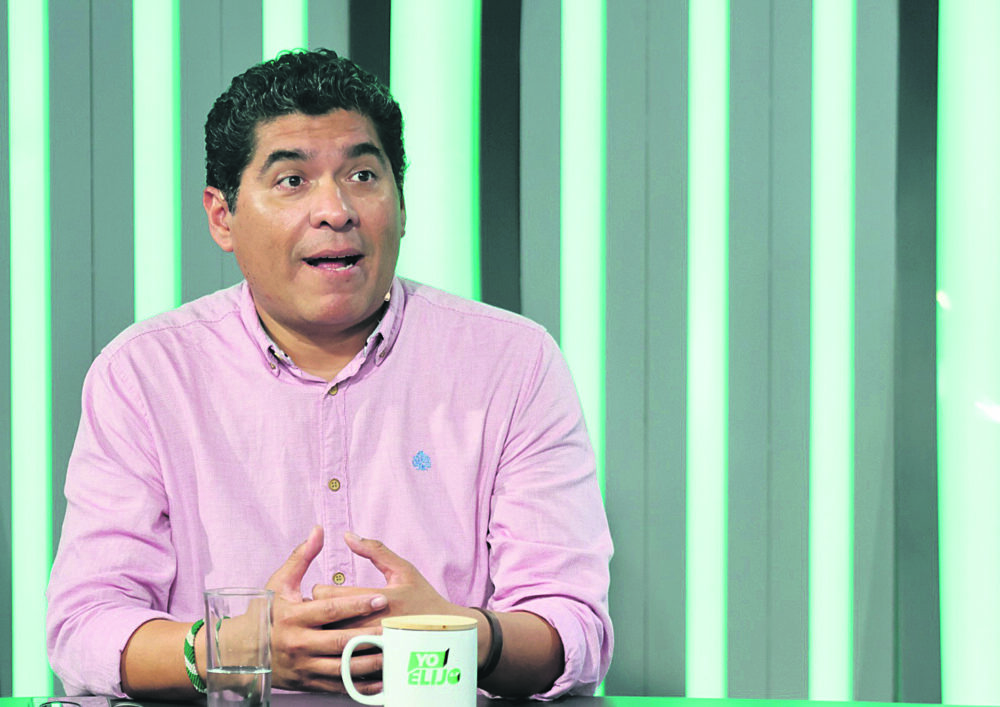 Panelista en el programa YO ELIJO que se emite por EL DEBER, Peralta analiza el paro de los 36 días desde la óptica del conflicto político
