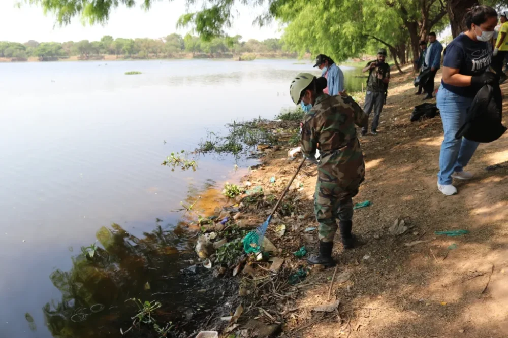 Más de 100 voluntarios participaron de la limpieza en el lugar.