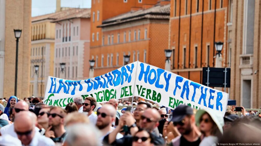 Fieles sostienen una pancarta con el mensaje "feliz cumpleaños, santo padre", en el Vaticano (14.09.2025)