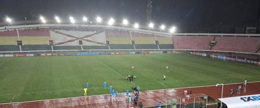 El duelo entre Independiente y Blooming está demorado por fallas en la iluminación
