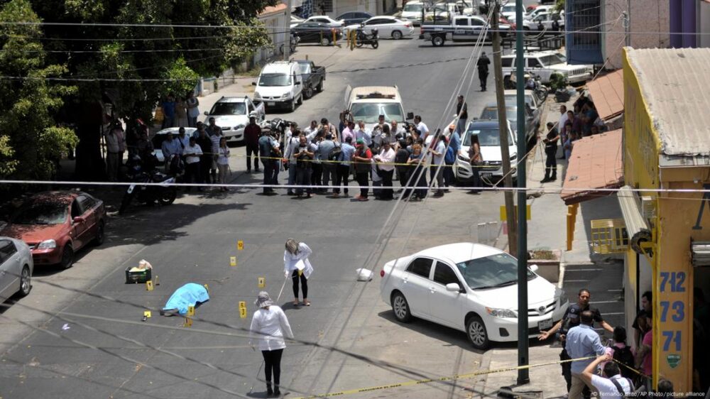 Peritos policiales levantan pruebas tras un asesinato en la vía pública en Culiacán, ciudad capital del estado de Sinaloa que se ha visto sacudida por la pugna entre las facciones del cartel de Sinaloa que en los últimos doce meses ha dejado más de 1.800 muertes y 2.390 desapariciones forzadas, según cifras oficiales. (Archivo)
