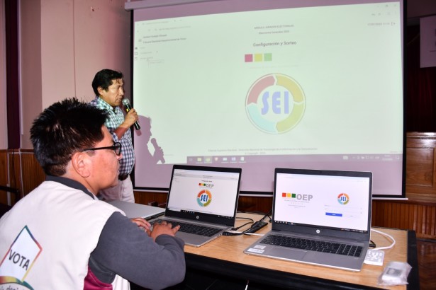 Sorteo público de jurados electorales en Oruro para la elección del 17 de agosto. Foto TSE