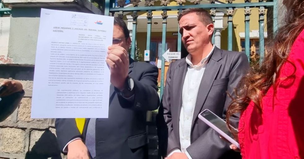 La queja fue presentada este lunes ante el TSE