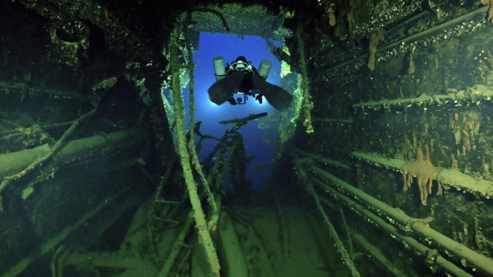 Un buzo explora el "HMHS Britannic", un barco hospital británico que se hundió cerca de la isla griega de Kea en 1916, en una imagen difundida el 15 de septiembre de 2025