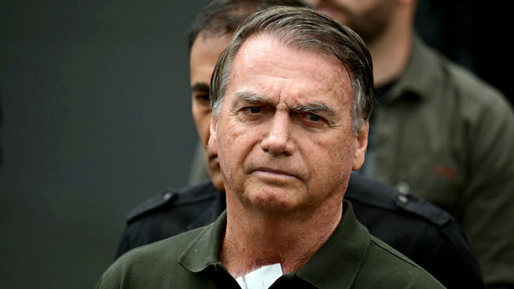 El expresidente de Brasil Jair Bolsonaro abandona el hospital DF Star de Brasilia el 14 de septiembre de 2025, tras someterse a unas pruebas médicas