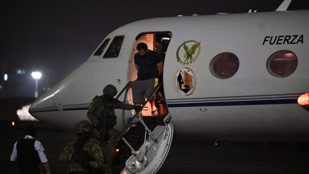 El narcotraficante Adolfo Macías (c), alias Fito, custodiado a su llegada a una base aérea en Guayaquil, Ecuador, el 25 de junio de 2025