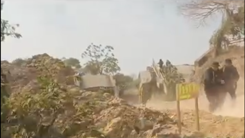 Un video difundido en redes sociales muestra cómo trasladan al herido (izq.) reportado por las fuerzas del orden Un video difundido en redes sociales muestra cómo trasladan al herido (izq.) reportado por las fuerzas del orden