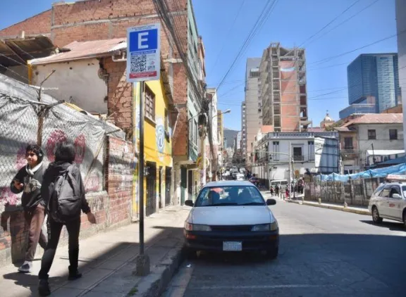 El primer día del parqueo tarifado en La Paz transcurre entre reclamos y confusión