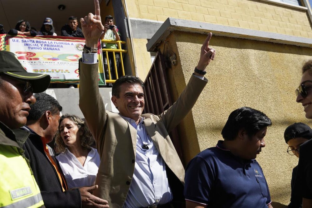 El expresidente Evo Morales saluda a sus partidarios después de votar 