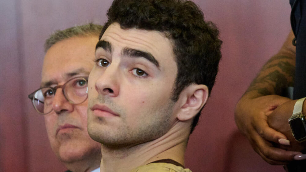 Luigi Mangione, acusado de haber asesinado al director ejecutivo de la aseguradora de salud Healthcare Brian Thompson, comparece ante un tribunal de Nueva York el 16 de septiembre de 2025