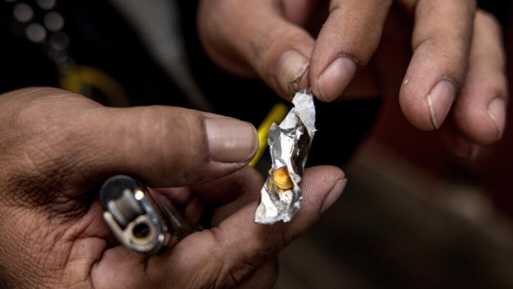 Un consumidor de "yaba" explica cómo consume esa metanfetamina, en Bangkok, el 12 de enero de 2021
