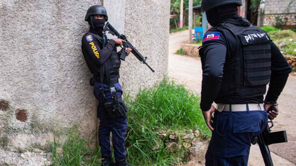 La policía haitiana patrulla en Kenscoff, a las afueras de Puerto Príncipe, el 7 de agosto de 2025