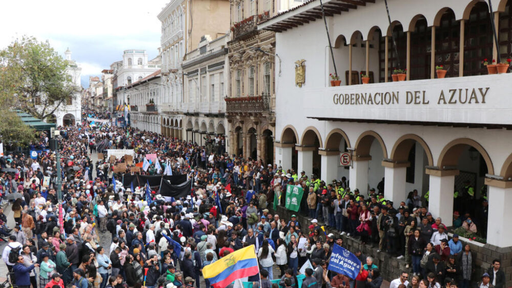 Manifestantes que se oponen al proyecto minero de Loma Larga, a cargo de la firma canadiense Dundee Precious Metals, marchan en Cuenca, Ecuador, el 16 de septiembre de 2025.