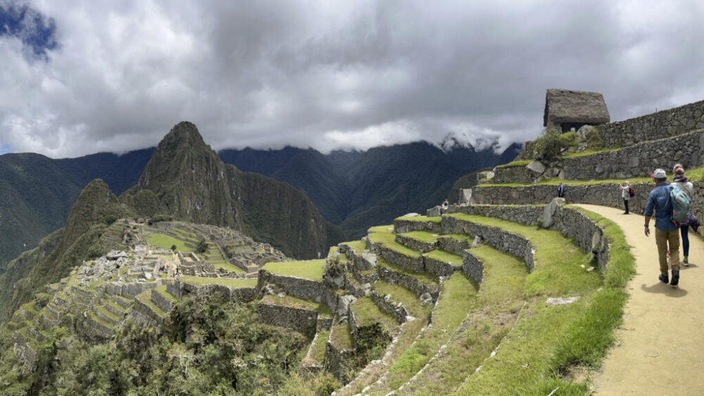 Unos turistas visitan las ruinas de la ciudadela inca de Machu Picchu, en el valle peruano de Urubamba, el 15 de febrero de 2023
