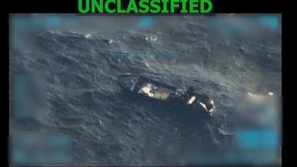 Una fotograma de un vídeo publicado por el presidente de EEUU, Donald Trump, en la red Truth Social el 15 de septiembre de 2025 en el que asegura se ve a las fueras militares de su país atacando un barco de presuntos narcotraficantes en el mar Caribe
