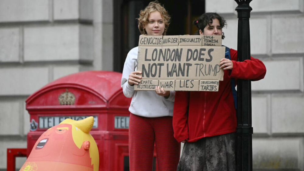 "Londres no quiere a Trump", claman unas manifestantes que rechazan la visita a Reino Unido del presidente de Estados Unidos, Donald Trump, el 17 de septiembre de 2025 en la capital británica