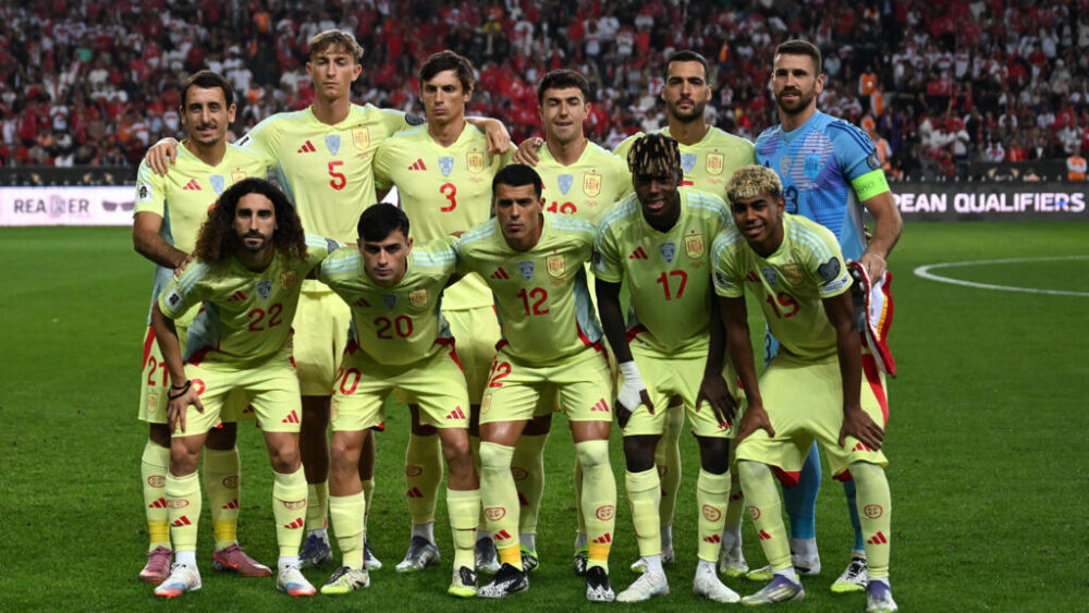 El once inicial de España posa para la foto antes de un partido contra Turquía clasificatorio para el Mundial de 2026, disputado el 7 de septiembre de 2025 en la ciudad turca de Konya