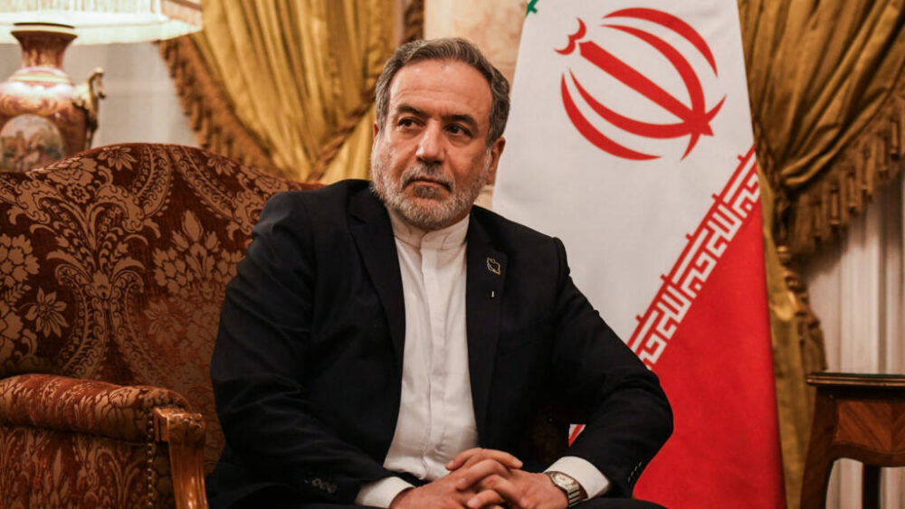 El Ministerio de Asuntos Exteriores iraní envió la contrapropuesta de Teherán. Aquí, el ministro Abbas Araqchi se reúne con su homólogo egipcio y el director general de la Agencia Internacional de Energía Atómica (AIEA) en El Cairo el 9 de septiembre de 2025.