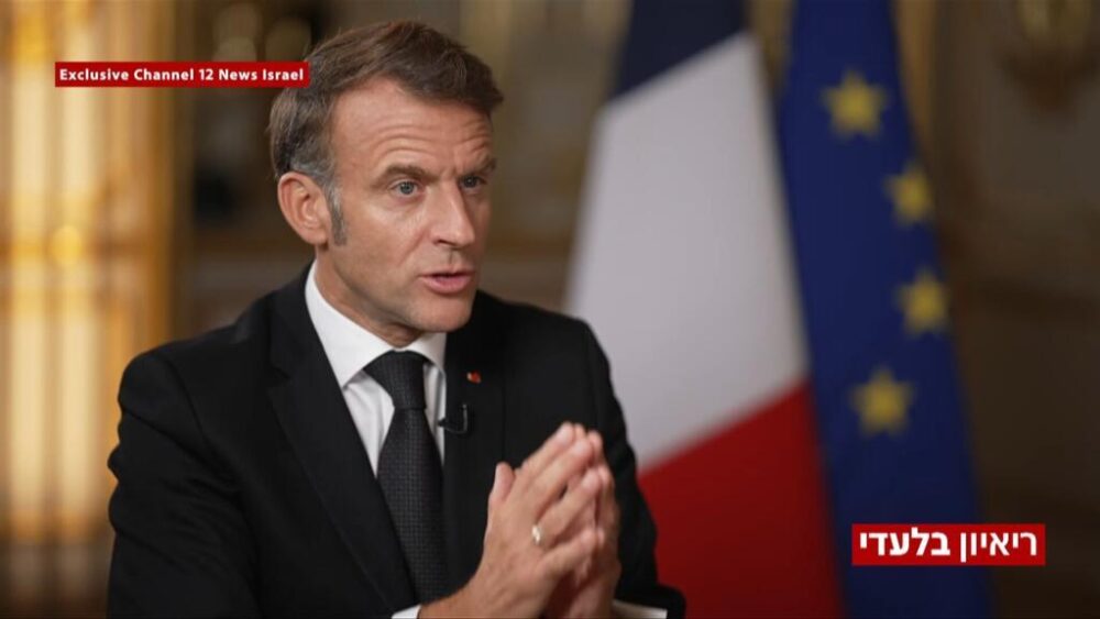 El presidente francés Emmanuel Macron durante la entrevista con el canal israelí N12, el 18 de septiembre de 2025.