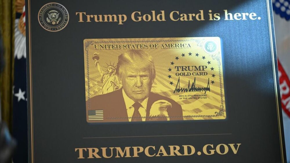Una tarjeta dorada con la cara de Donald Trump en la Oficina Oval de la Casa Blanca, el 19 de septiembre de 2025