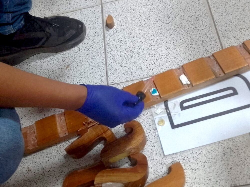 El can Jade detectó la droga oculta en los colgadores de madera